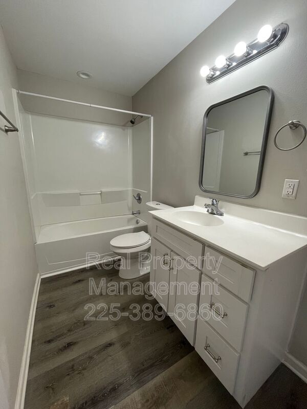 Building Photo - 1137 W Chimes St