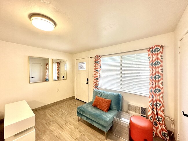 Building Photo - $400 Off First Month's Rent - Furnished St...