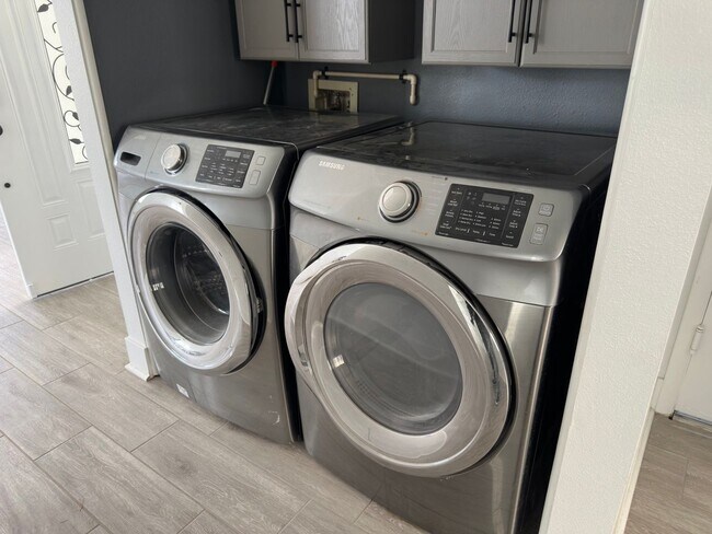 Building Photo - Updated Single Story, 2 Bedroom Home in De...