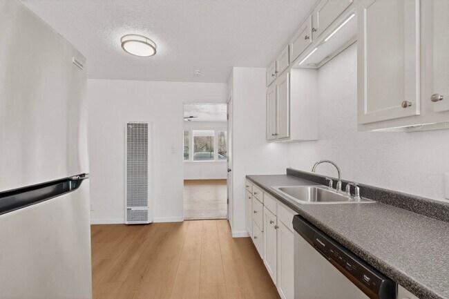 Building Photo - 714-714 Madison St NE