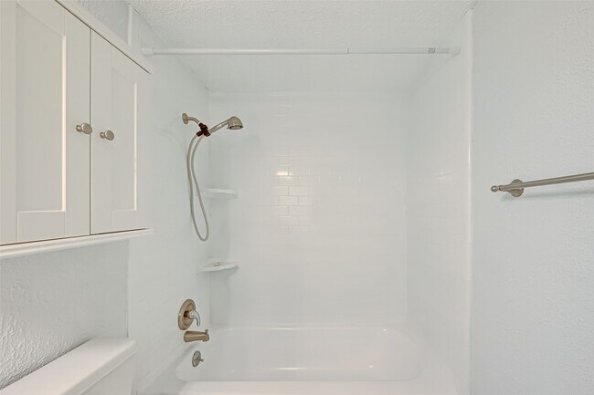 Building Photo - 8287 Kingsbrook Rd