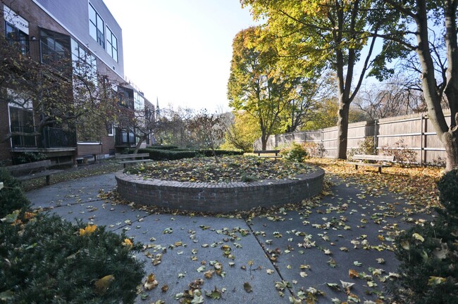 Courtyard - 112 Franklin St
