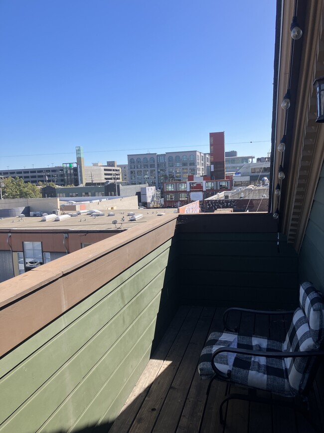 private balcony - 404 Webster St