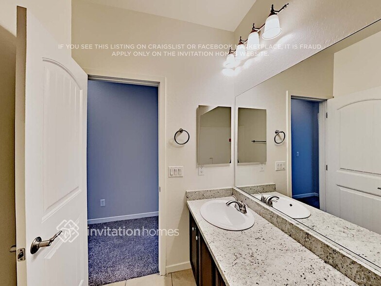 Building Photo - 2713 S Valle Verde