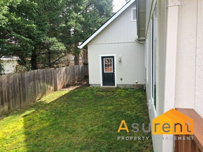 Building Photo - Wont Last Long---- 3 bed 2 Bath fenced back yard