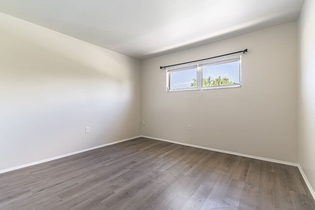 Building Photo - 2 Bed 2 Bath Condo - Close to Beach & Airport