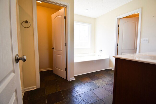 Building Photo - 3 Bedroom 2 Bath Home-Pets Allowed