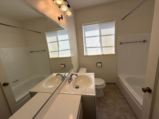 Building Photo - Charming Vintage Gem: Cozy 3-Bedroom Retreat with Timeless Style in Sacramento