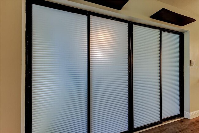 Building Photo - 2673 Sabal Springs Cir