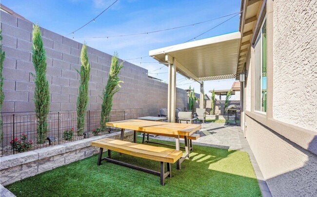 Building Photo - 9398 Noble Fir Rdg Ave