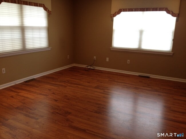 Building Photo - 235 Red Oak Ln