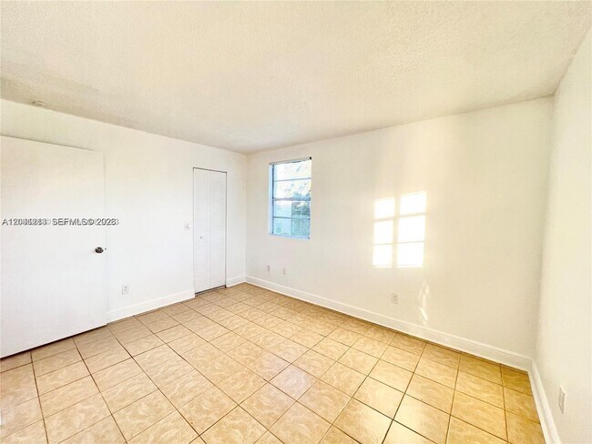 Building Photo - 1227 SW 46th Ave
