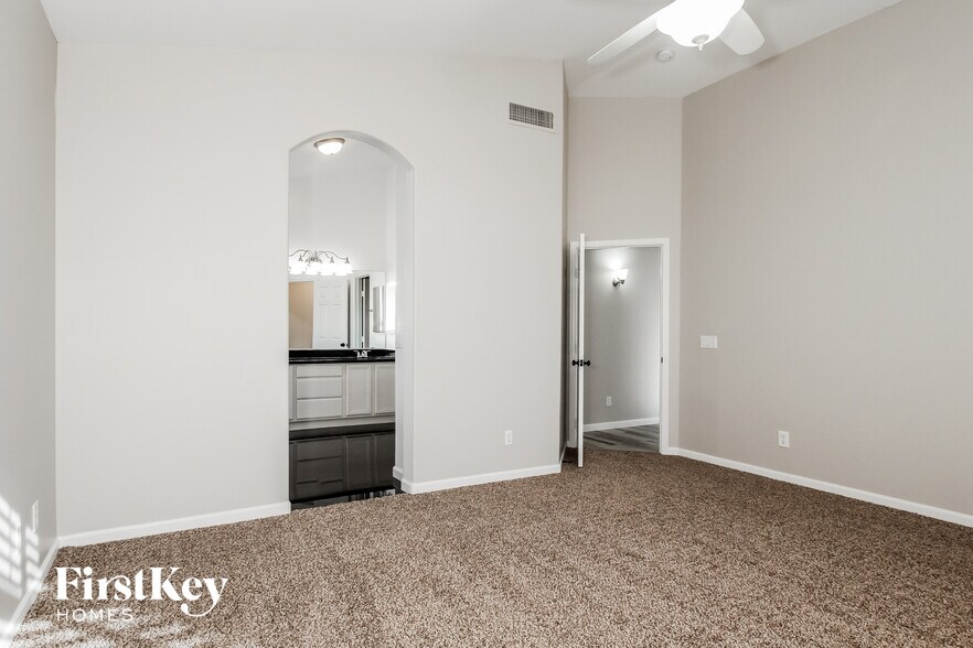 Building Photo - 11029 W Almeria Rd