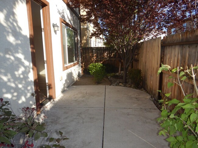 Building Photo - Cute as a button in Double Diamond Ranch!
