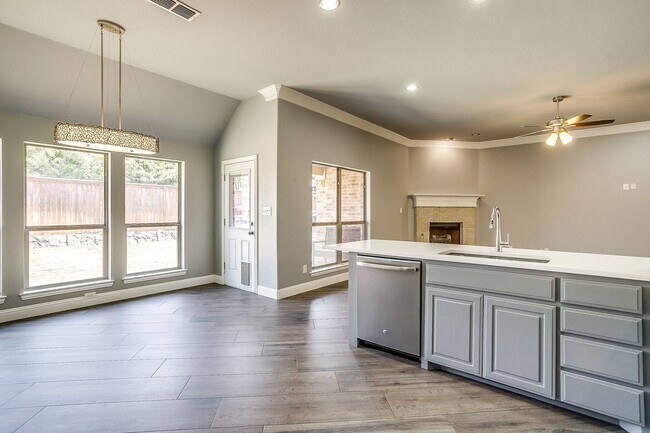 Building Photo - Beautiful 4 Bed, 2 Bath in Pristine Willow...