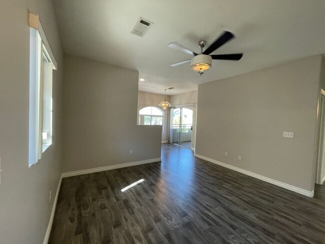 Building Photo - 2 Bedroom Summerlin Condo - Gated community