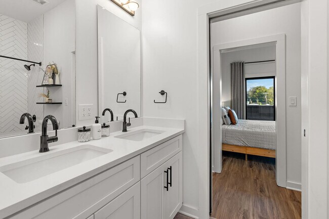 Building Photo - 738 Douglas Ave