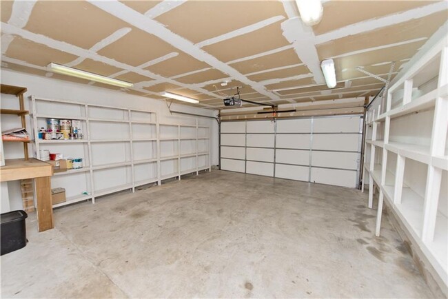 Building Photo - 605 Kingfisher Creek Dr - Nature lovers pa...