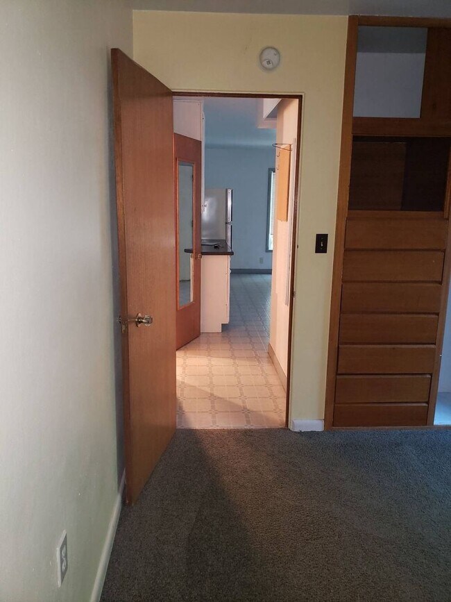 Building Photo - 1065 NE Duncan Ln