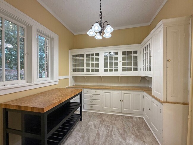 Building Photo - 551 E Boswell St