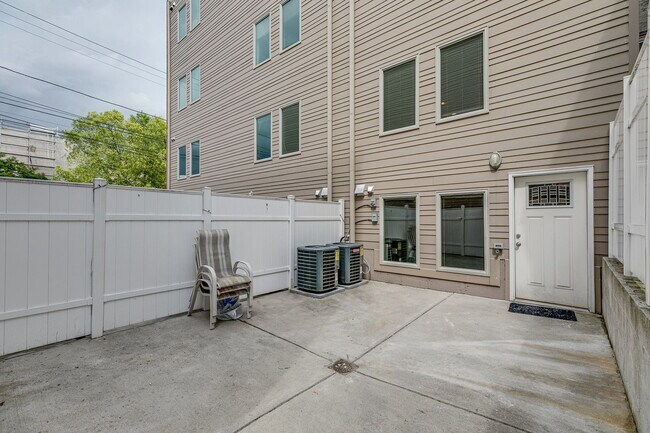 Building Photo - 602 W Thompson St