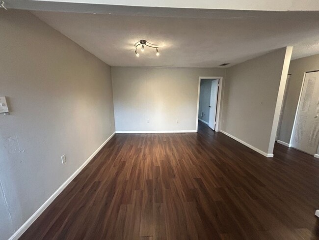 Building Photo - 2 Bedroom Flat in Brandywine