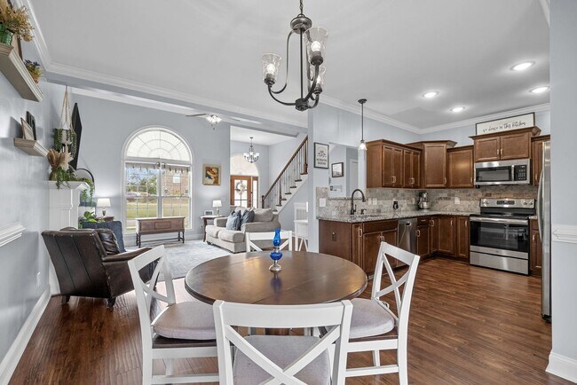 Building Photo - Pet Friendly Four Bedroom with Bonus!