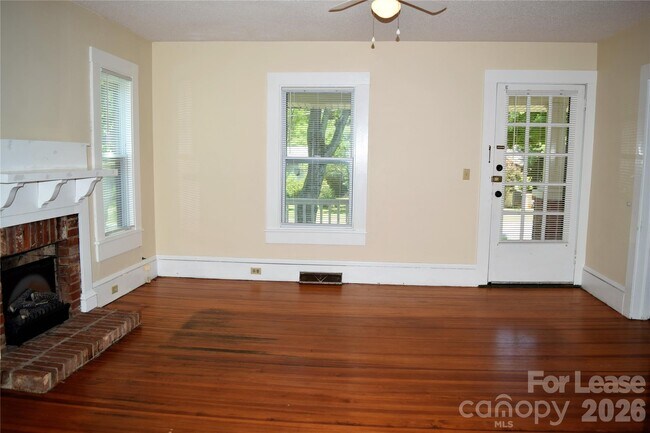 Building Photo - 223 Maple St