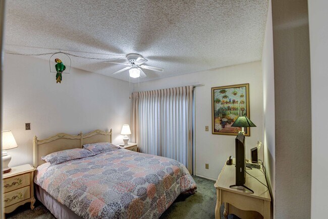 Building Photo - Perfect home for enjoying your winter in Arizona.  2 bed 2 bath on the 14th fairway of Heron Lake...