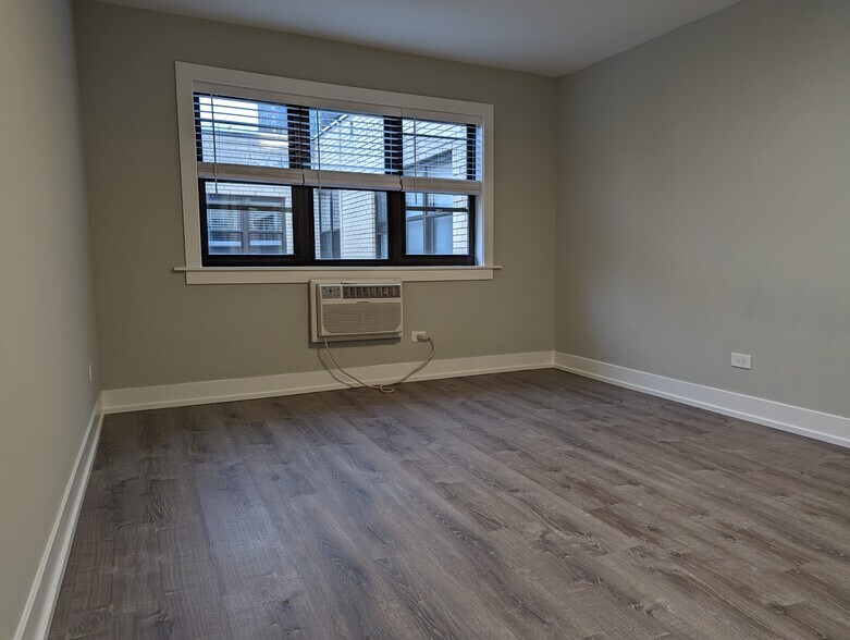 Building Photo - 511 W Barry Ave