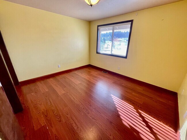 Building Photo - Sprawling 5bd/3bath Split-Level Home | Sto...