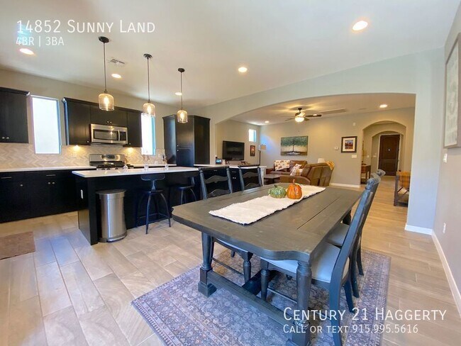 Building Photo - Gorgeous 4 Bedroom Refrig A/C Home