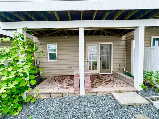 Building Photo - Welcome to the desirable Howard Square