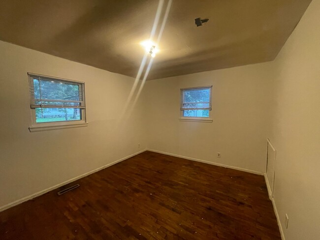 Building Photo - Affordable 3-Bedroom Duplex in Prime Sprin...