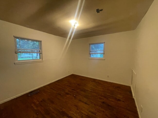 Building Photo - Affordable 3-Bedroom Duplex in Prime Springfield Location!