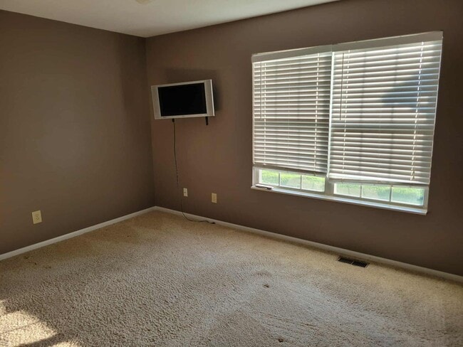 Building Photo - Two Bedroom Condo in BG