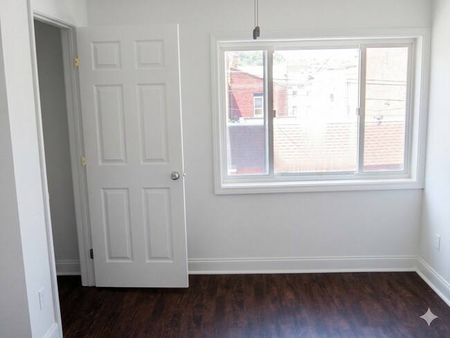 Building Photo - Luxury College Rental - South Side Flats