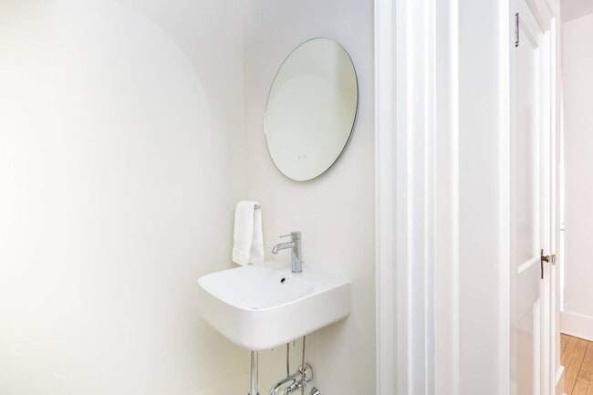 Building Photo - 6 Bay Rd