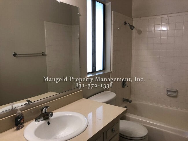 Building Photo - Spacious 3-Bed 2-Bath Home in South Salinas Neighborhood with Large Fenced Yard and Fireplace