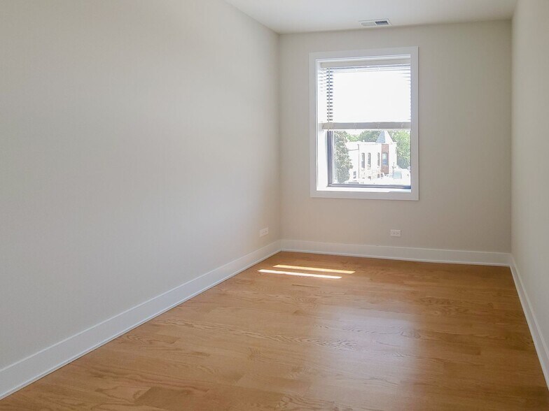Building Photo - 4409 N Seeley Ave