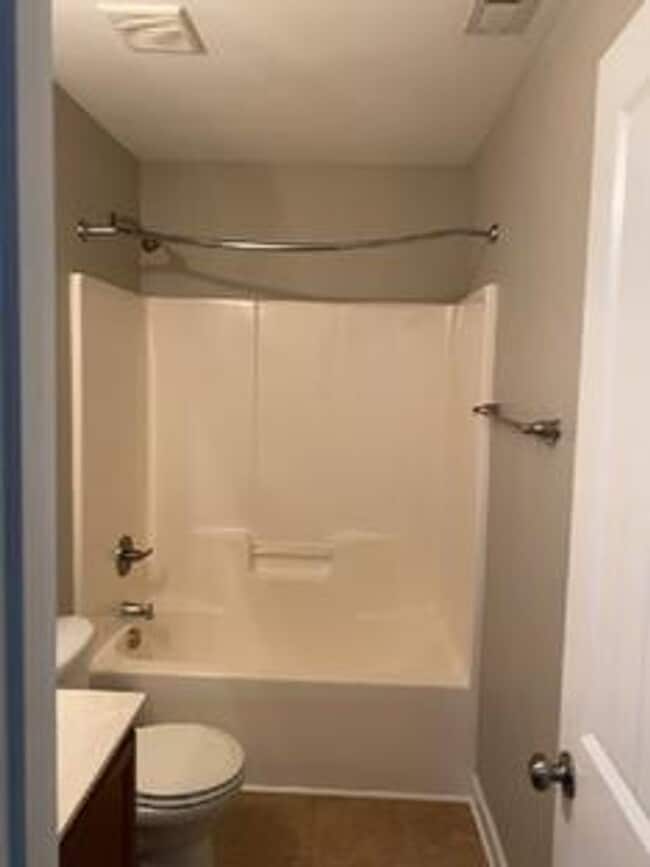 Building Photo - Large family rental available in Maple Hill