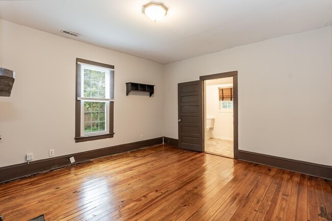Building Photo - Three Bedroom Home!
