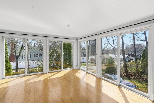 Building Photo - 198 Linden St