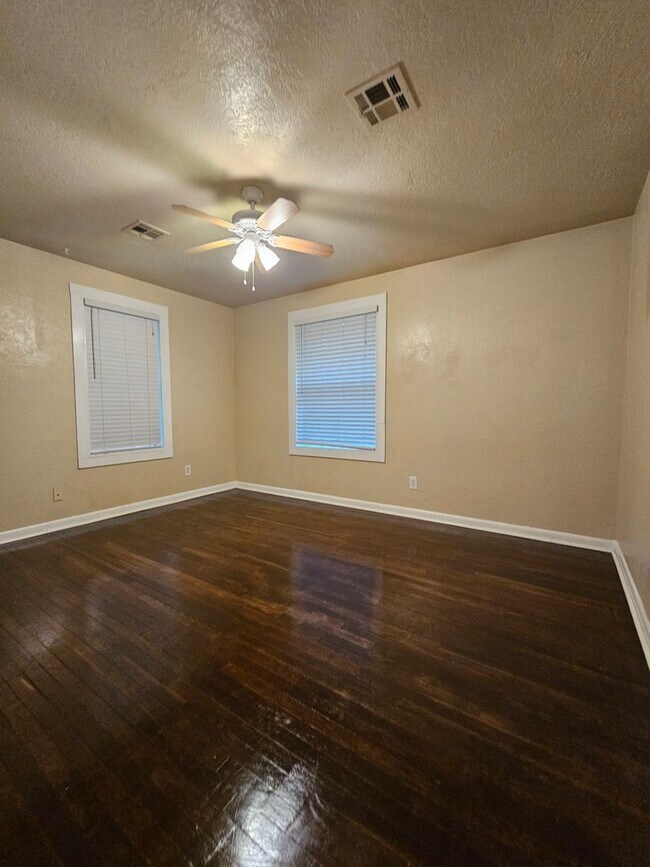 Building Photo - (4) Bed/(2) Bath Close to Campus! Avail Ea...