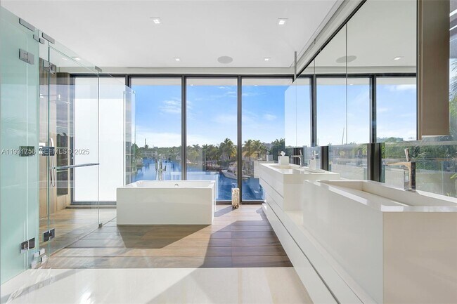 Building Photo - 3260 NE 165th St