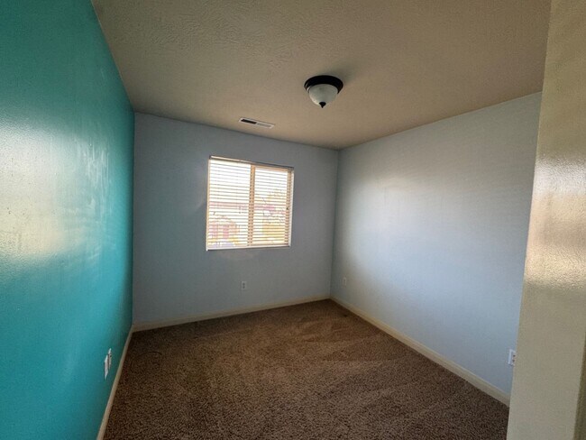 Building Photo - Charming 3 bed 2.5 bath townhome