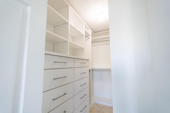 Building Photo - 2108 S Cypress Bend Dr