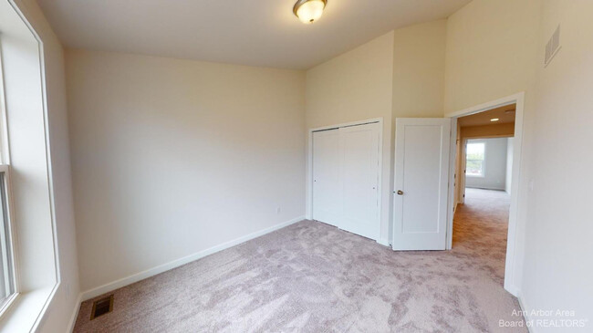 Building Photo - 2704 S Spurway Dr