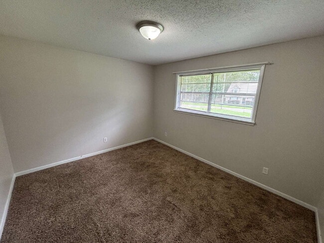 Building Photo - Available now FOR RENT in Dothan, AL!! -MO...