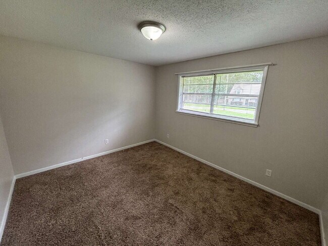 Building Photo - Available now FOR RENT in Dothan, AL!!